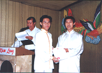 陈正雷大师颁发证書 Grand Master Chen Zheng Lei handing out certificate